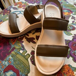 Abeo orthopedic Velcro sandals. Like new!
